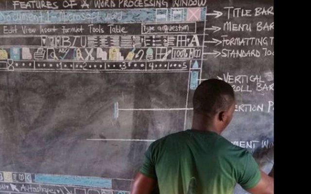 Contraint d’enseigner l’informatique sans ordinateur, un prof ghanéen émeut le web
